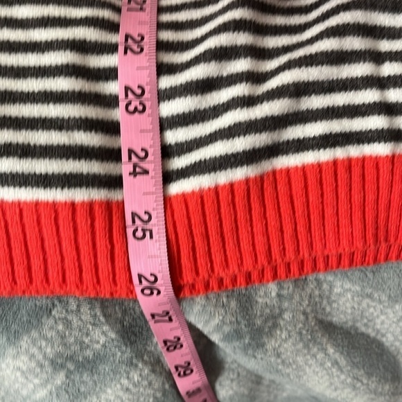 NWOT Women’s Gray And White Striped Sweater With Red Trim Size XXL - Picture 3 of 8